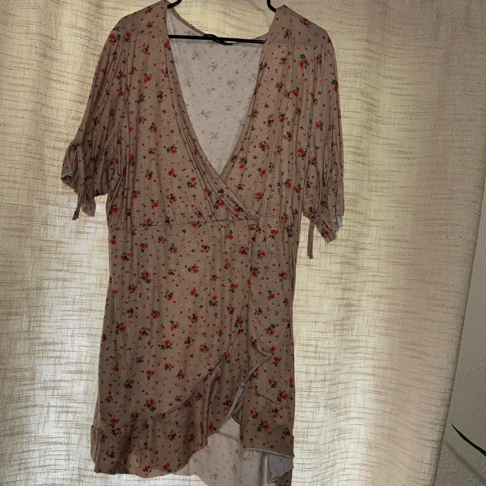 Size 22 floral v neck tan flowy dress